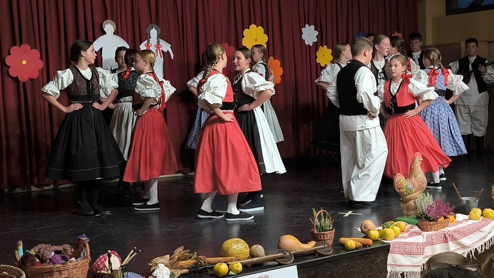 DJEČJI FOLKLORNI SUSRETI Rasplesani mališani iz Međimurja osvojili Žiškovec! (8)