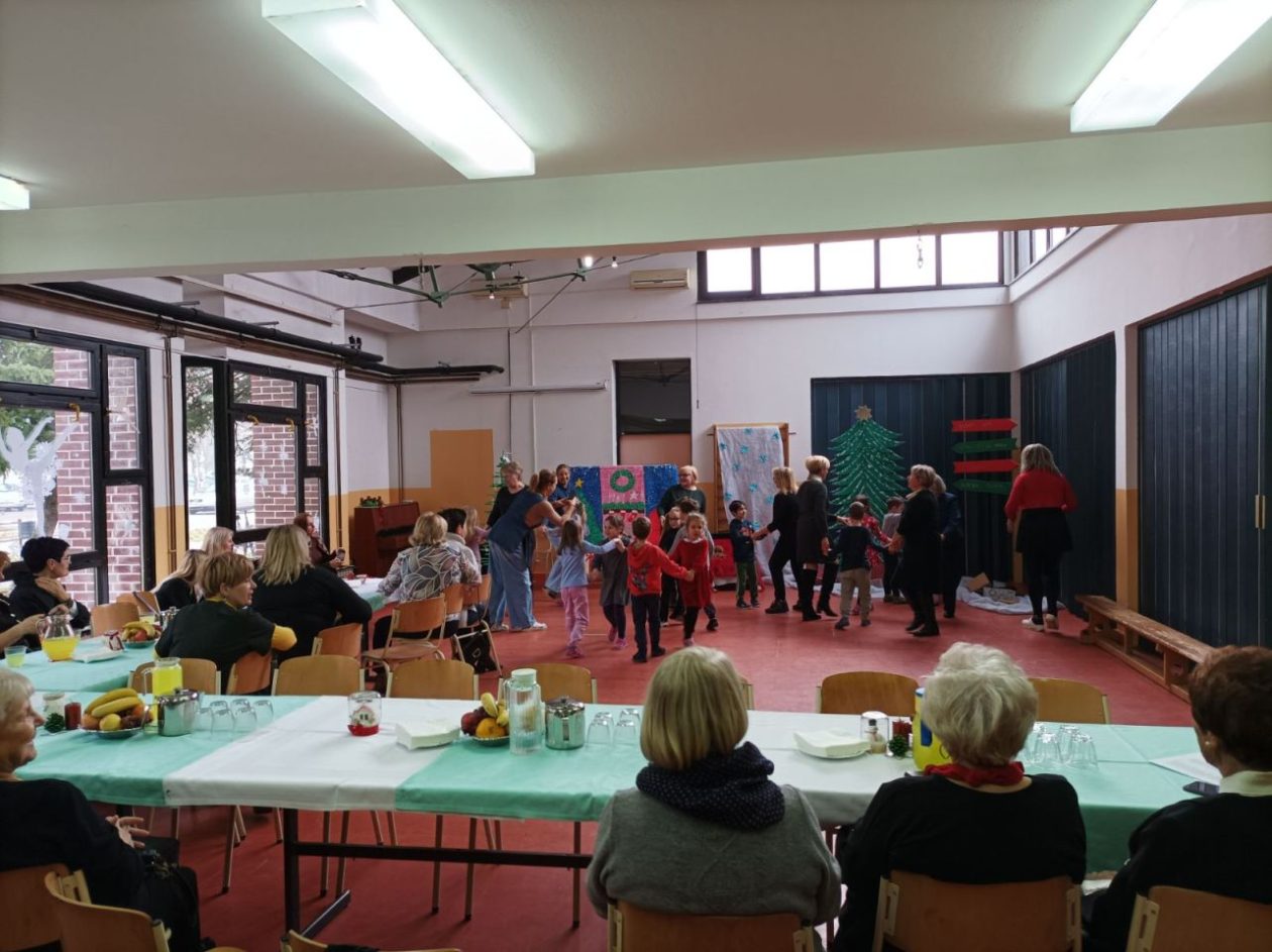 DJEČJI VRTIĆ CIPELICA Blagdansko druženje i susret s umirovljenicima (3) DJEČJI VRTIĆ CIPELICA Blagdansko druženje i susret s umirovljenicima (3)