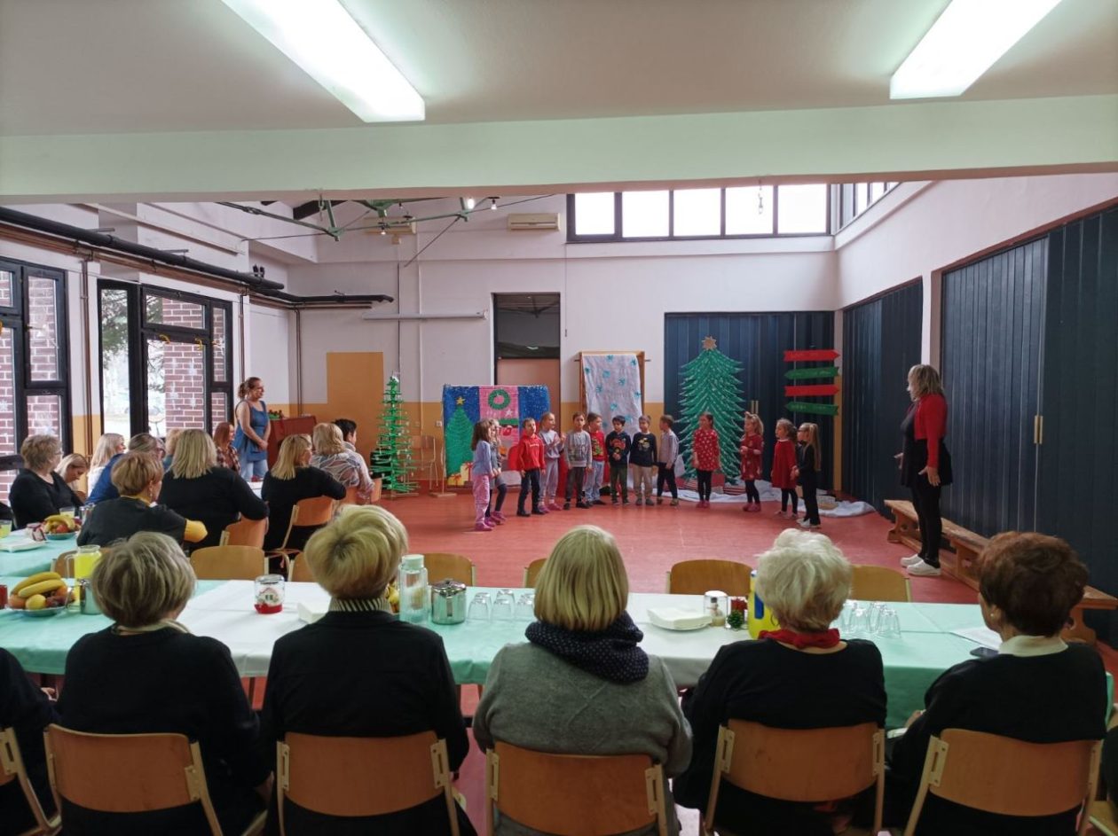 DJEČJI VRTIĆ CIPELICA Blagdansko druženje i susret s umirovljenicima (5) DJEČJI VRTIĆ CIPELICA Blagdansko druženje i susret s umirovljenicima (5)