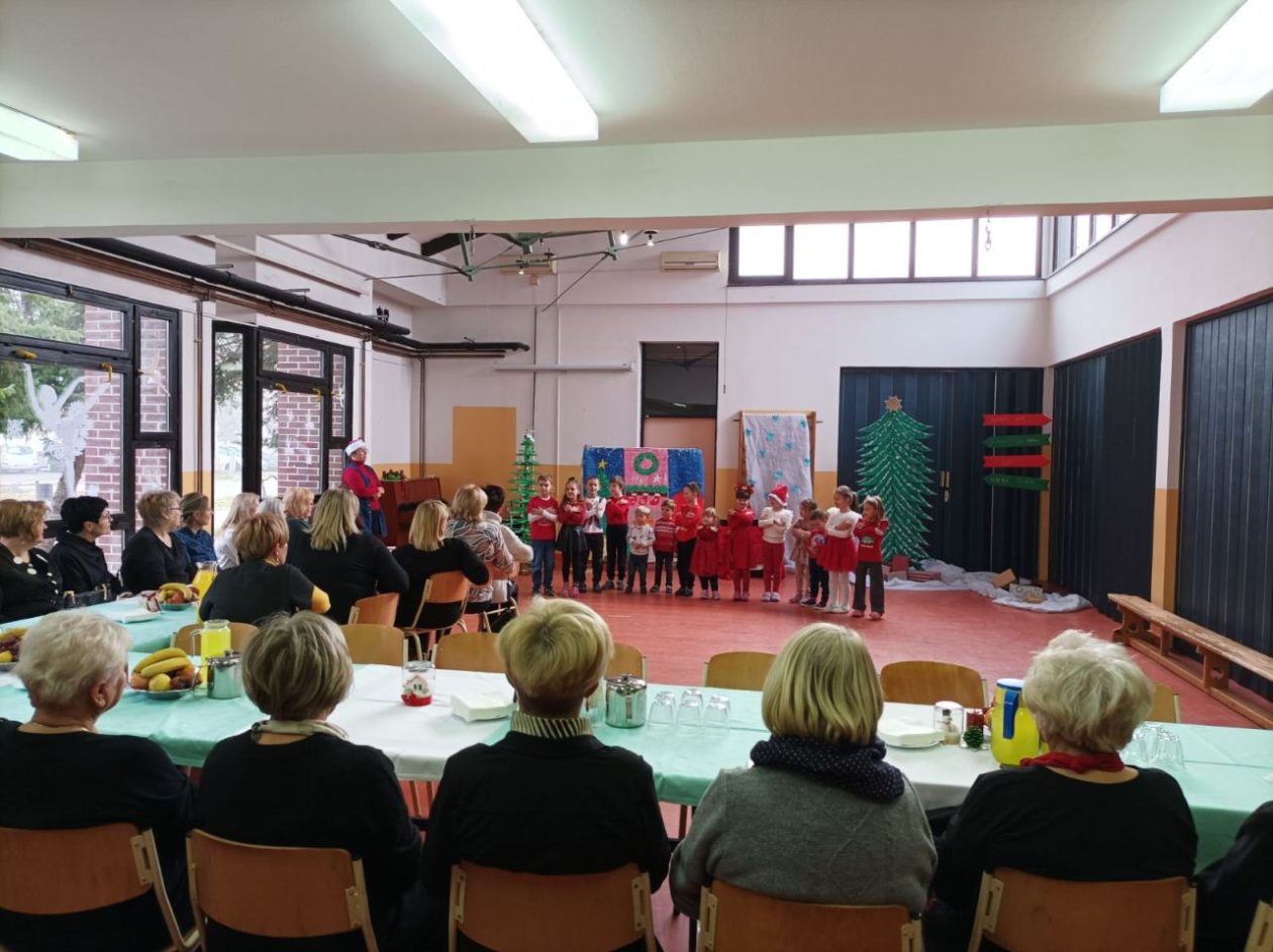 DJEČJI VRTIĆ CIPELICA Blagdansko druženje i susret s umirovljenicima (6) DJEČJI VRTIĆ CIPELICA Blagdansko druženje i susret s umirovljenicima (6)