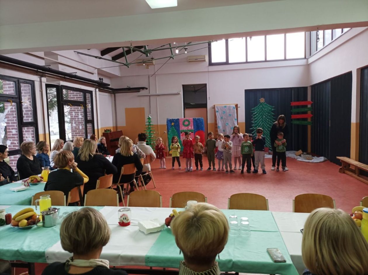 DJEČJI VRTIĆ CIPELICA Blagdansko druženje i susret s umirovljenicima (9) DJEČJI VRTIĆ CIPELICA Blagdansko druženje i susret s umirovljenicima (9)