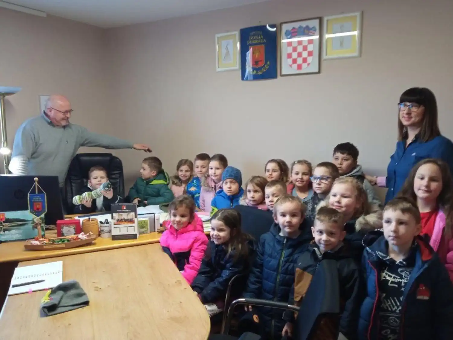 DONJA DUBRAVA Radoznali vrtićarci zavirili u općinske urede i upoznali načelnika (1) DONJA DUBRAVA Radoznali vrtićarci zavirili u općinske urede i upoznali načelnika (1)