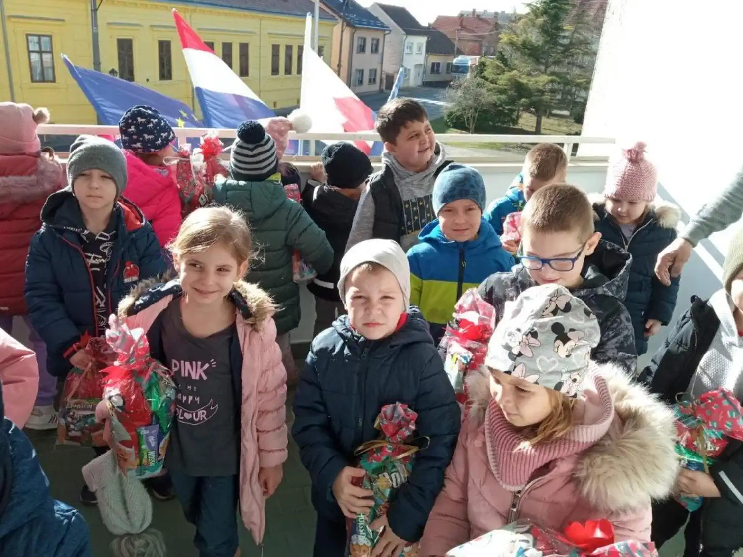 DONJA DUBRAVA Radoznali vrtićarci zavirili u općinske urede i upoznali načelnika (10) DONJA DUBRAVA Radoznali vrtićarci zavirili u općinske urede i upoznali načelnika (10)