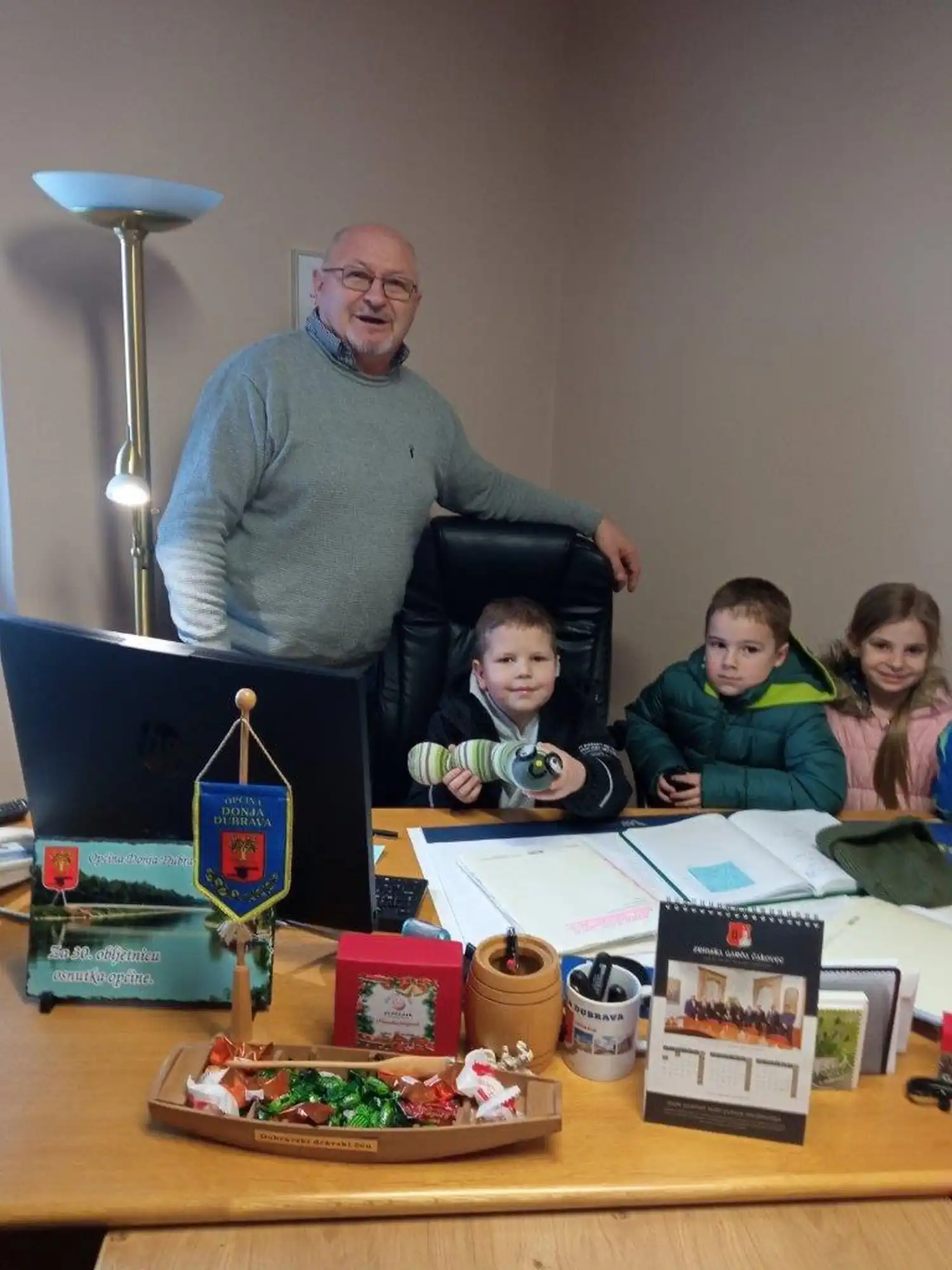 DONJA DUBRAVA Radoznali vrtićarci zavirili u općinske urede i upoznali načelnika (3) DONJA DUBRAVA Radoznali vrtićarci zavirili u općinske urede i upoznali načelnika (3)