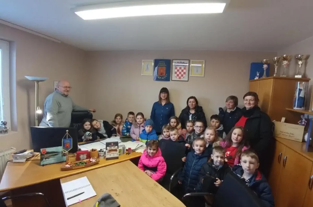 DONJA DUBRAVA Radoznali vrtićarci zavirili u općinske urede i upoznali načelnika (4) DONJA DUBRAVA Radoznali vrtićarci zavirili u općinske urede i upoznali načelnika (4)