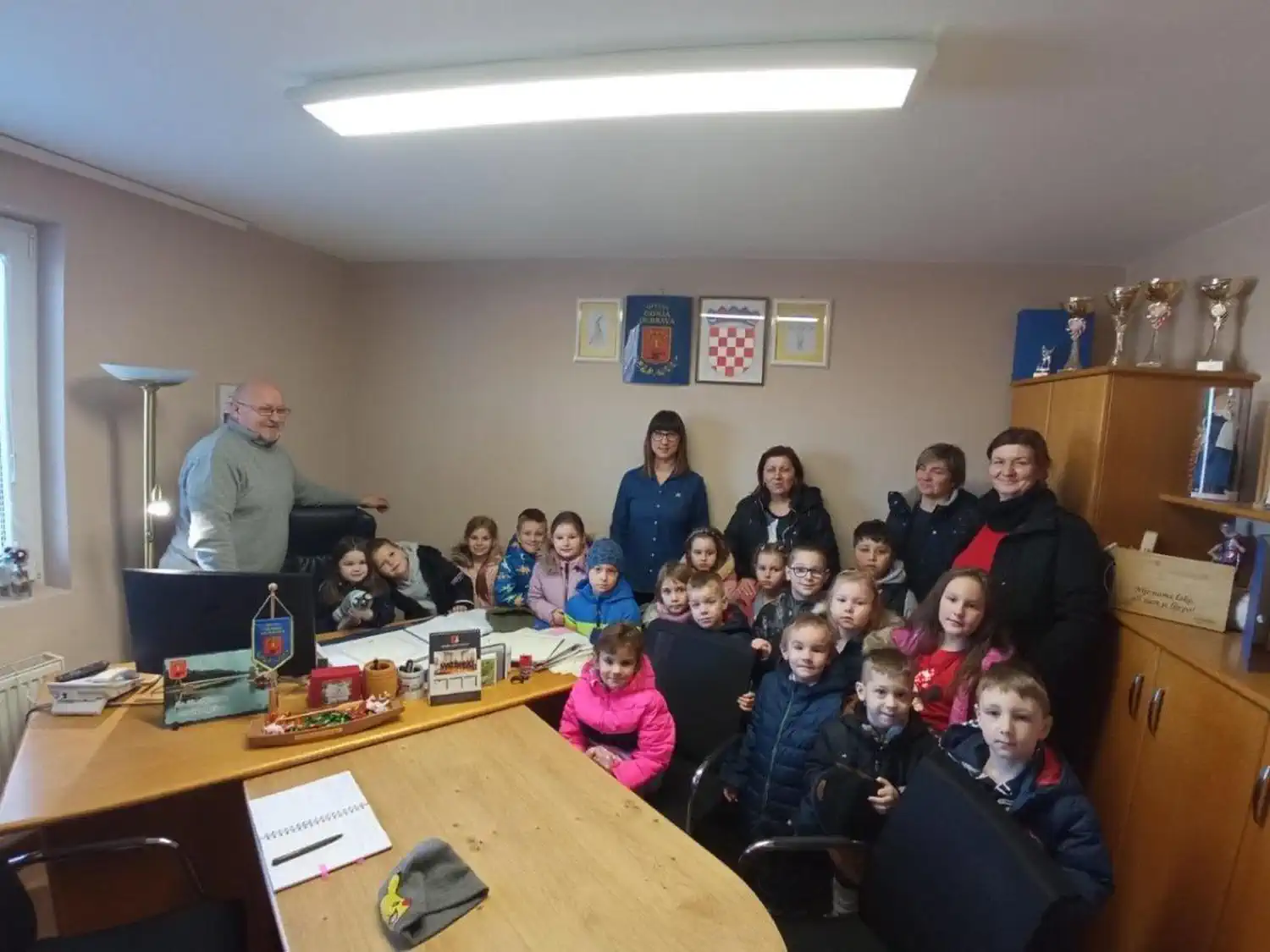 DONJA DUBRAVA Radoznali vrtićarci zavirili u općinske urede i upoznali načelnika (4) DONJA DUBRAVA Radoznali vrtićarci zavirili u općinske urede i upoznali načelnika (4)