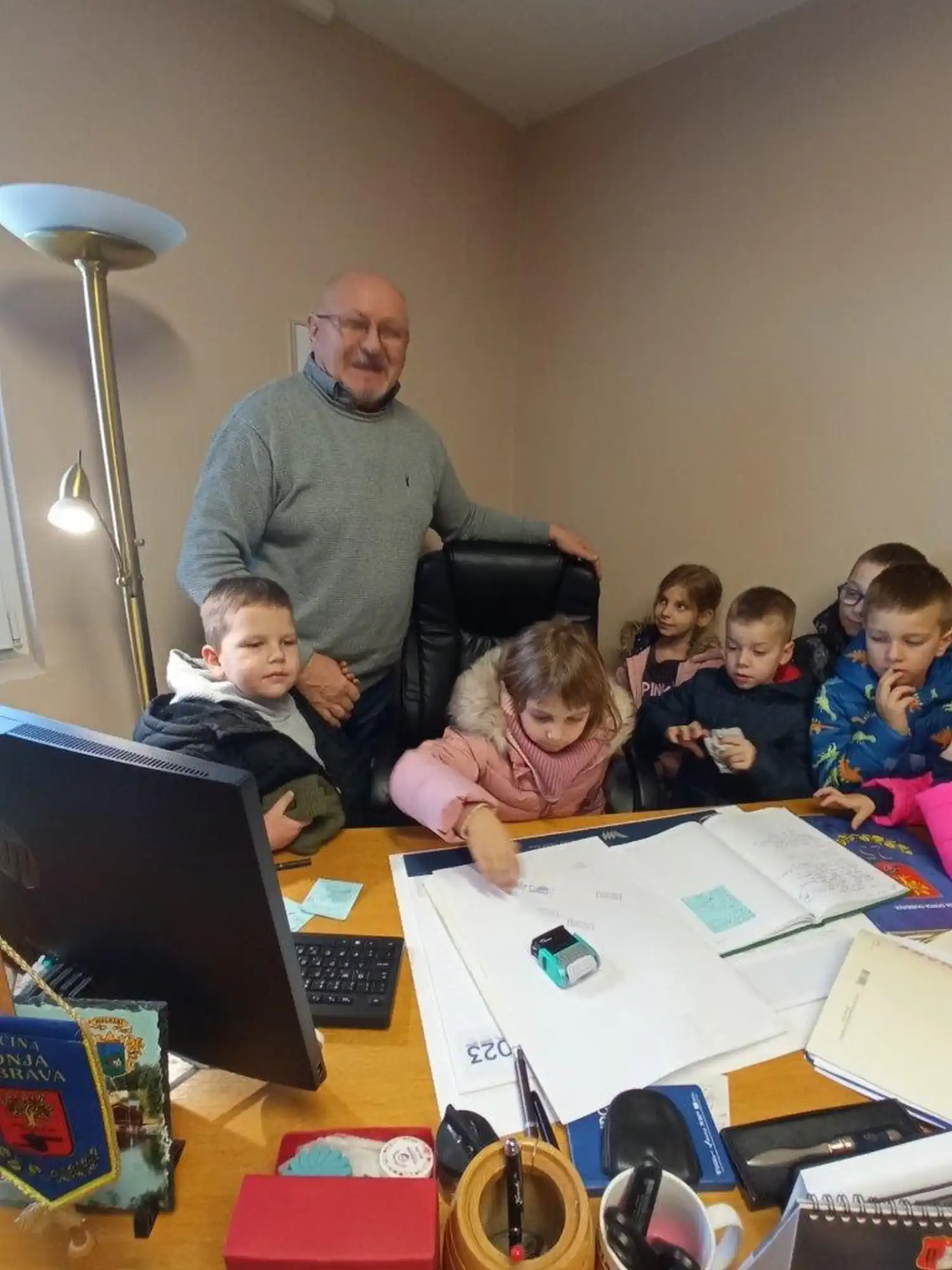 DONJA DUBRAVA Radoznali vrtićarci zavirili u općinske urede i upoznali načelnika (5) DONJA DUBRAVA Radoznali vrtićarci zavirili u općinske urede i upoznali načelnika (5)