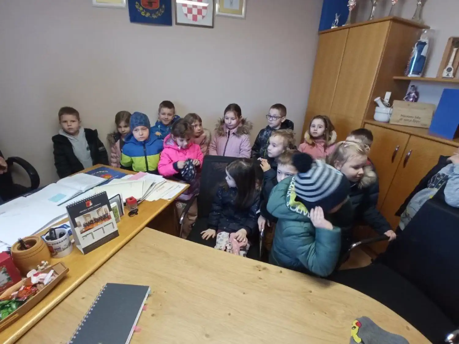 DONJA DUBRAVA Radoznali vrtićarci zavirili u općinske urede i upoznali načelnika (6) DONJA DUBRAVA Radoznali vrtićarci zavirili u općinske urede i upoznali načelnika (6)