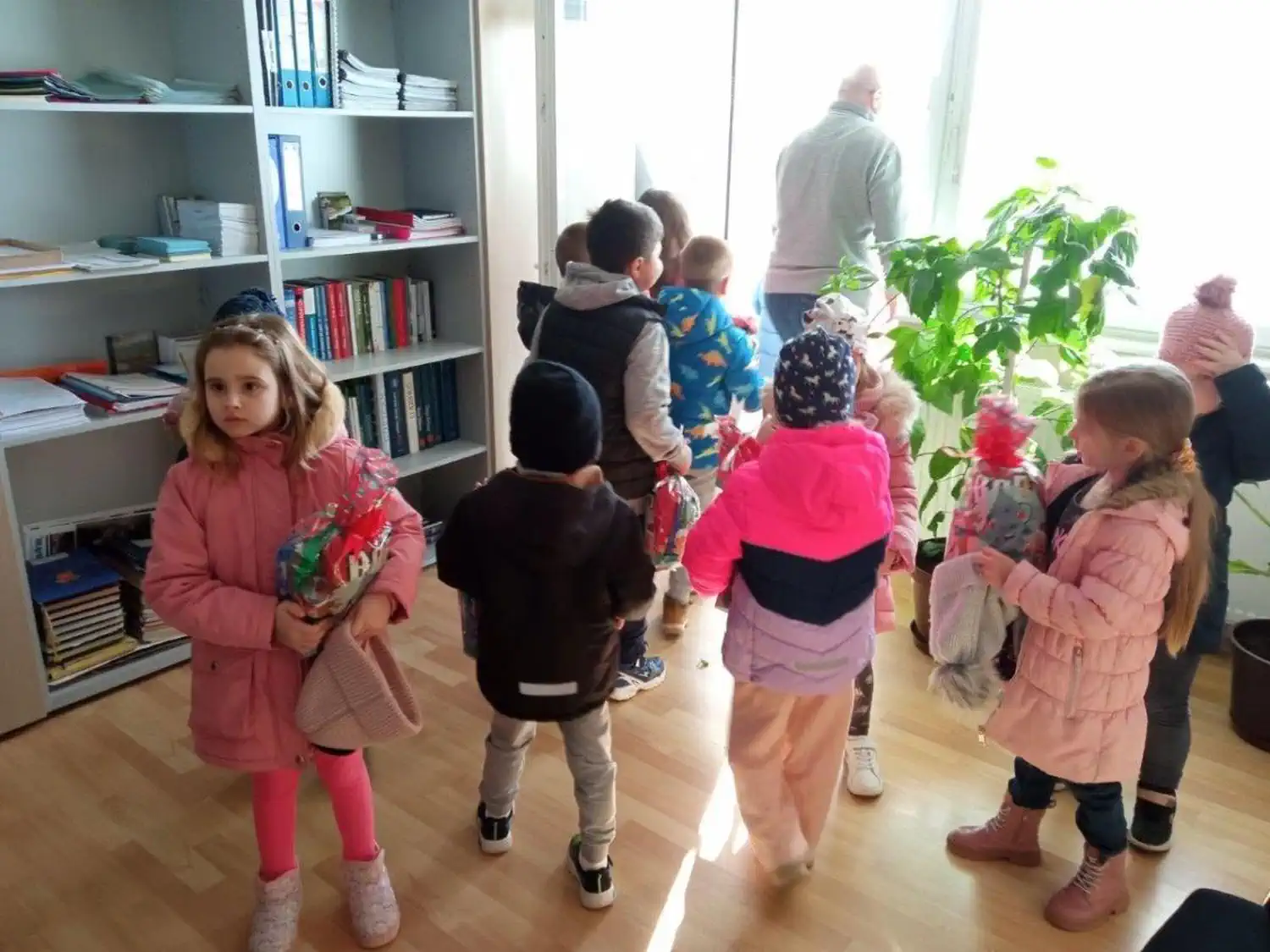 DONJA DUBRAVA Radoznali vrtićarci zavirili u općinske urede i upoznali načelnika (9) DONJA DUBRAVA Radoznali vrtićarci zavirili u općinske urede i upoznali načelnika (9)