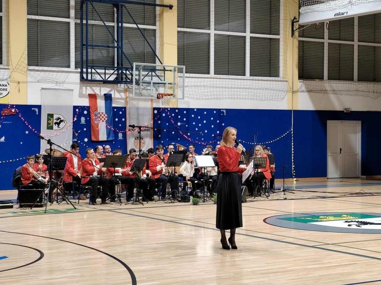 DONJI KRALJEVEC Tradicionalni božićno-novogodišnji koncert ispunio dvoranu OŠ Donji Kraljevec (12)