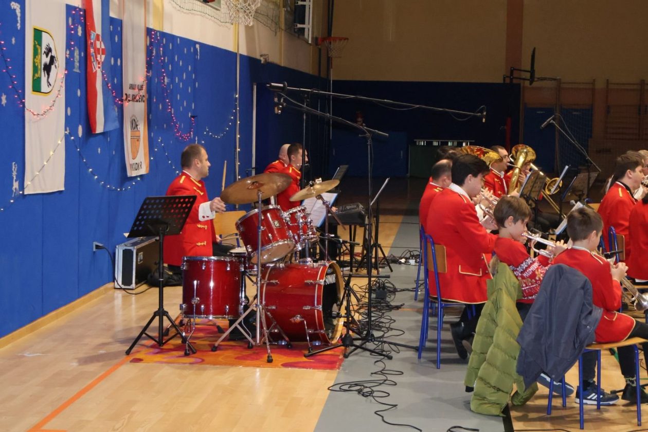 DONJI KRALJEVEC Tradicionalni božićno-novogodišnji koncert ispunio dvoranu OŠ Donji Kraljevec (18)