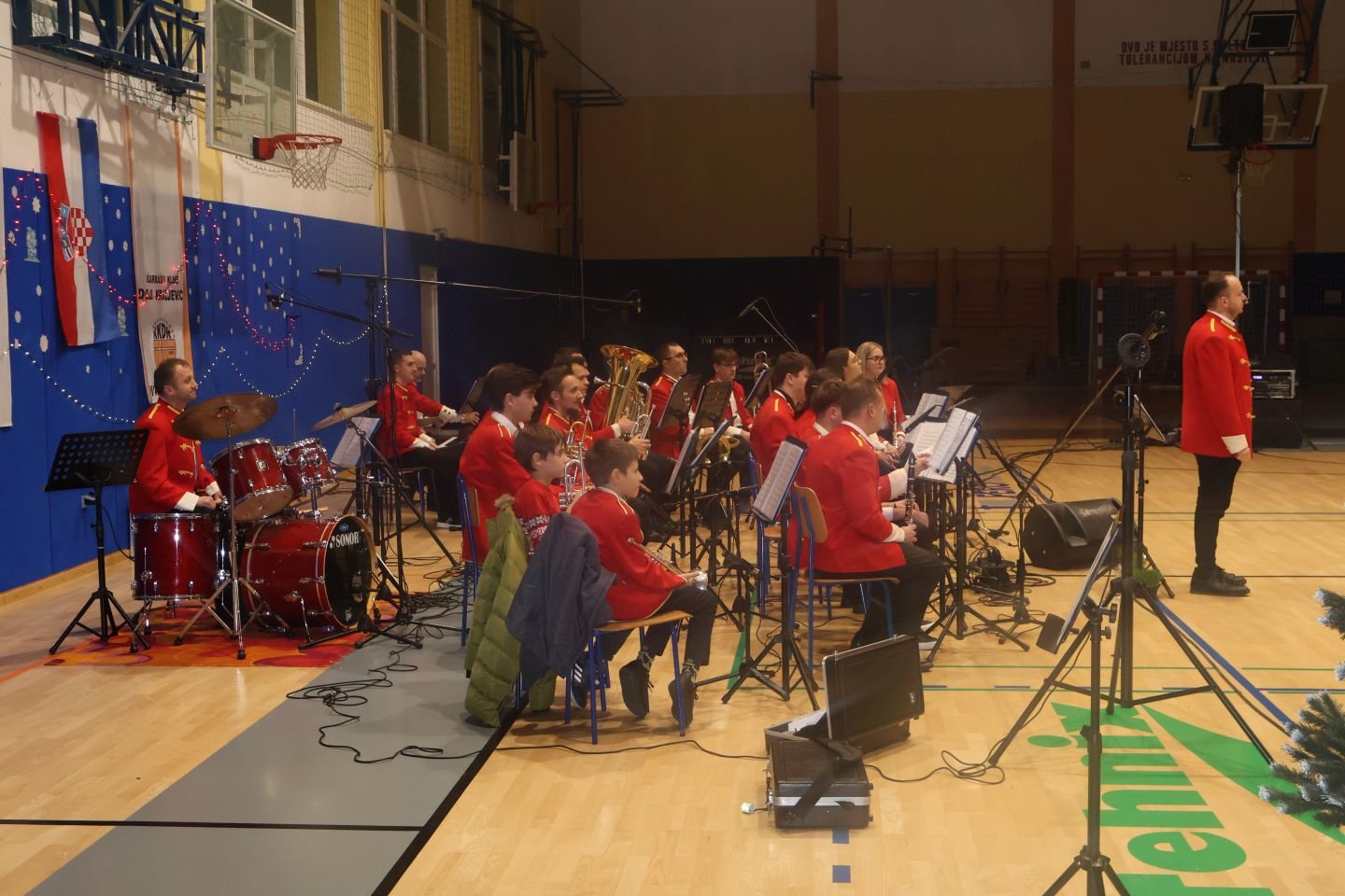 DONJI KRALJEVEC Tradicionalni božićno-novogodišnji koncert ispunio dvoranu OŠ Donji Kraljevec (23)