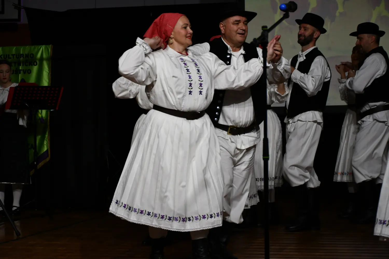 korak uz korak, ruku pod ruku (9)