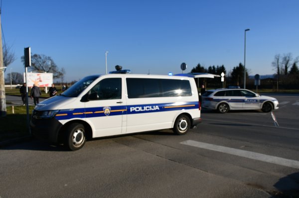 Policijsko vozilo marica (nesreća u Ulici bana Jelačića Čk, djevojčica i psić Policijsko vozilo marica (nesreća u Ulici bana Jelačića Čk, djevojčica i psić