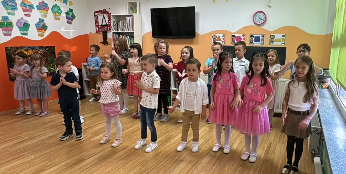 DV Mala Tratinčica priredba majčin dan (3) DV Mala Tratinčica priredba majčin dan (3)