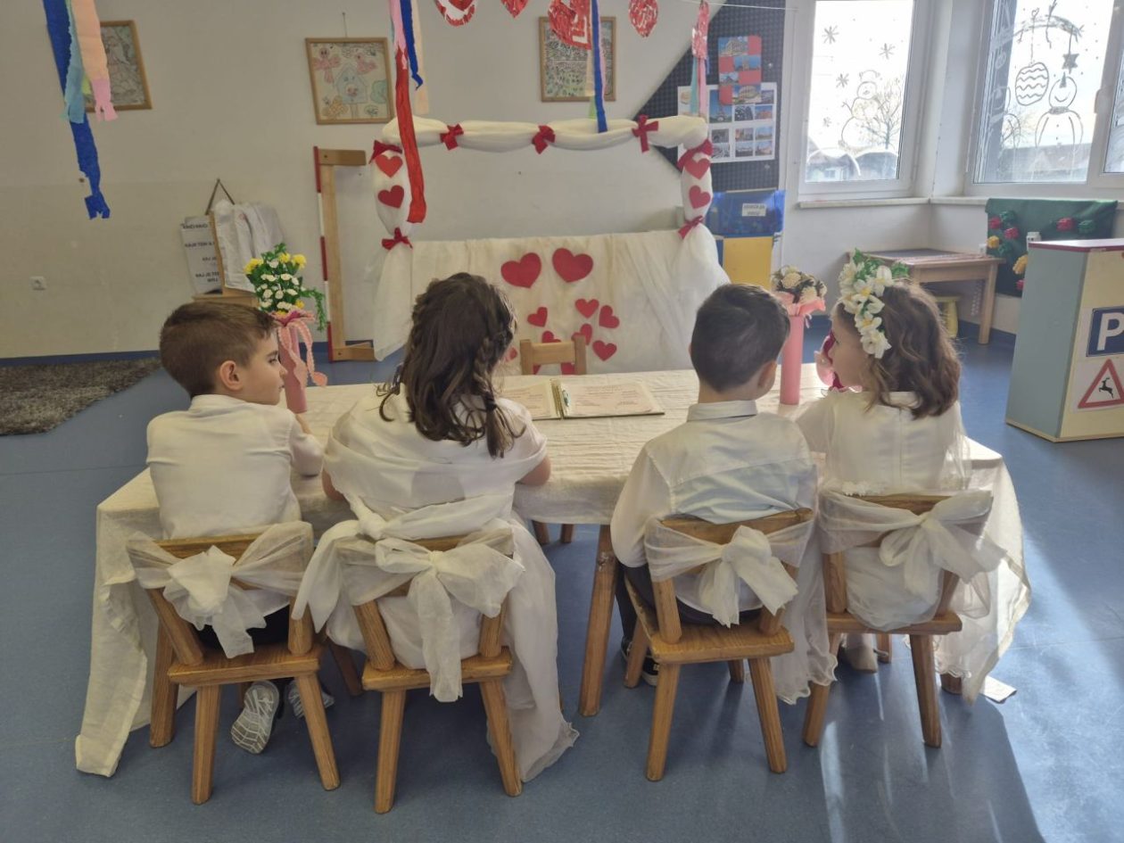 DV PAHULJICA Valentinovo u DV Pahuljica obilježeno kolačima i ‘gustuvajem’ (1) DV PAHULJICA Valentinovo u DV Pahuljica obilježeno kolačima i ‘gustuvajem’ (1)