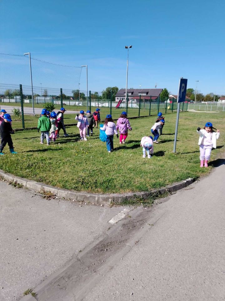 DV REHEKI Djeca kroz sadnju i čišćenje učila kako čuvati planet (11)