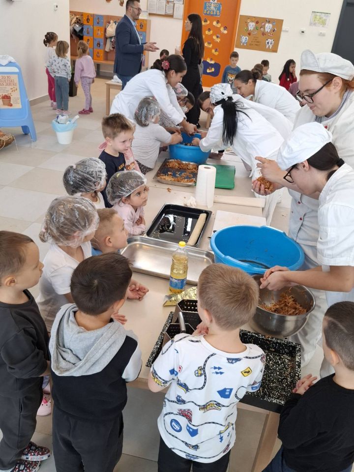 DV ‘REHEKI’ Mališane posjetili kuhari i konobari iz Srednje škole Prelog (8)