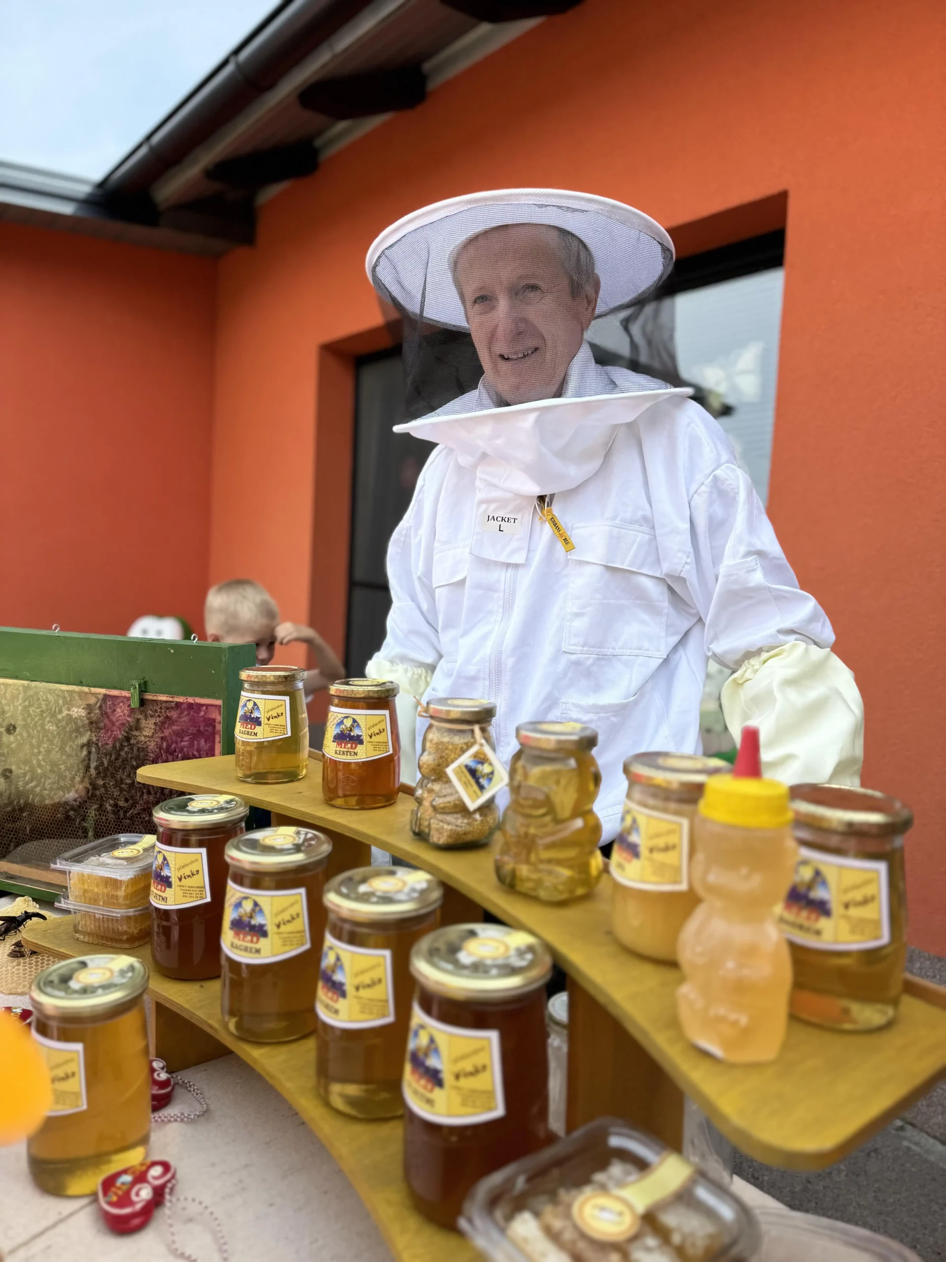 DV Ribica u posjeti pčelaru (1)