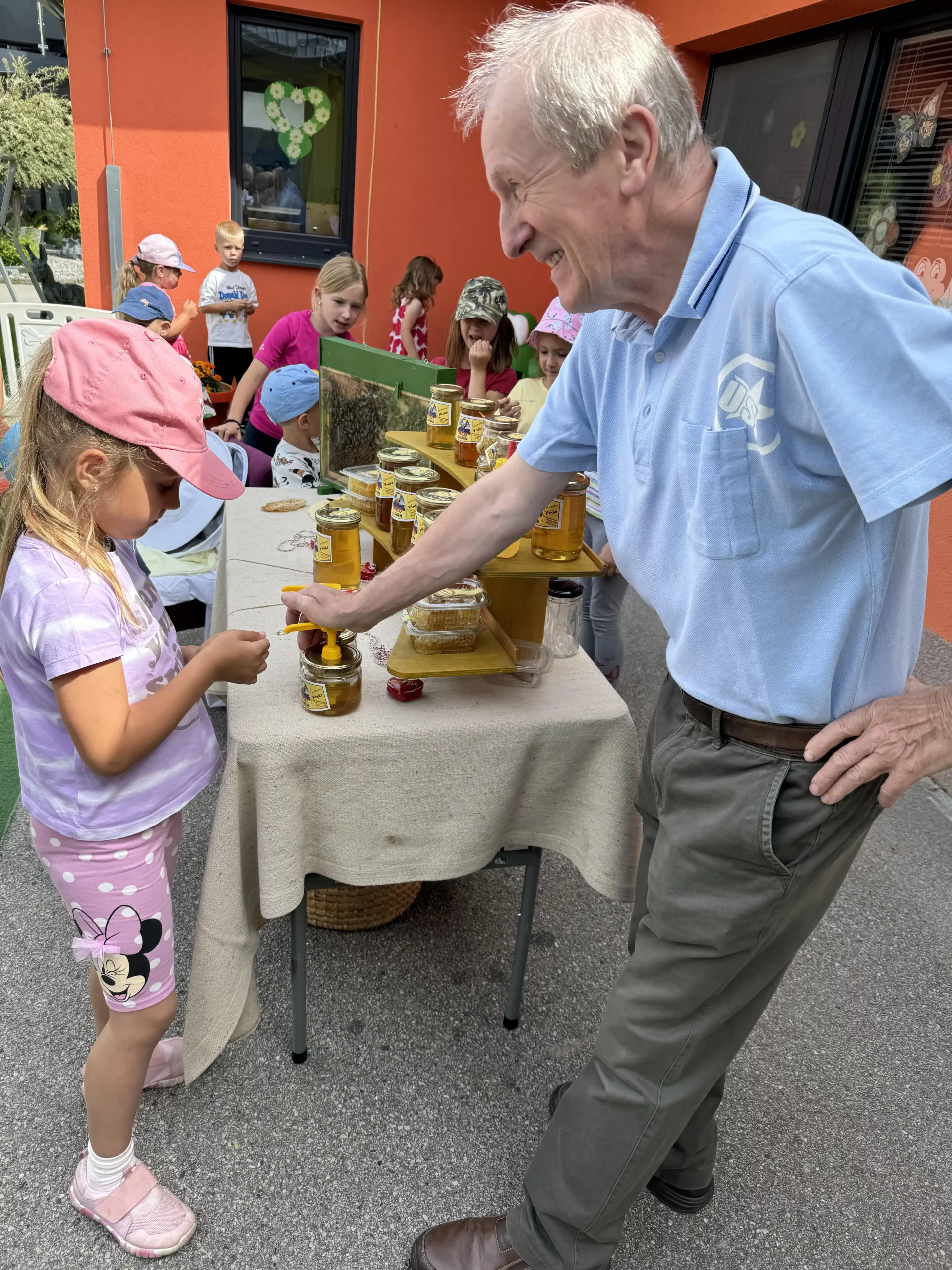 DV Ribica u posjeti pčelaru (2)