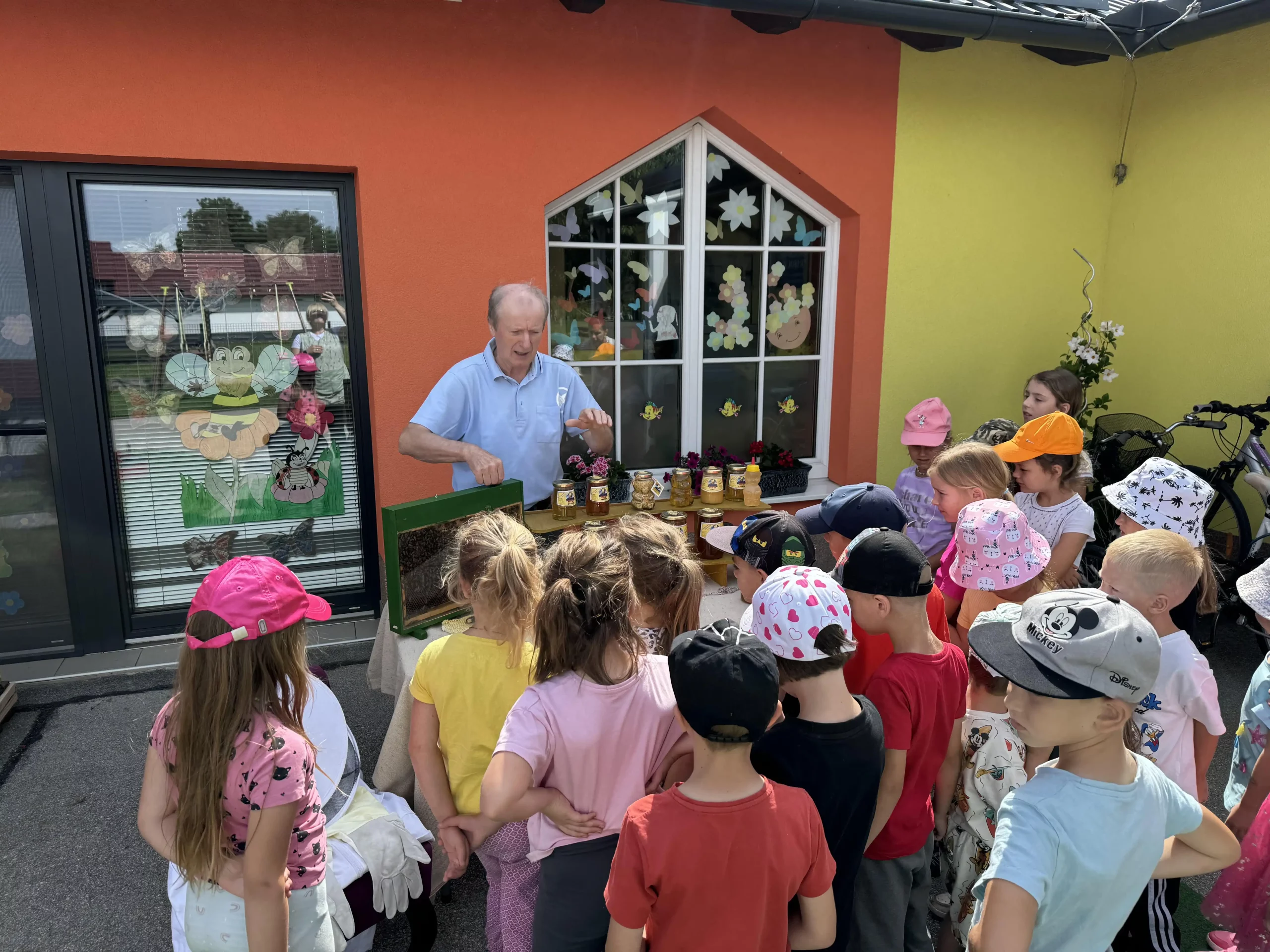 DV Ribica u posjeti pčelaru (3)