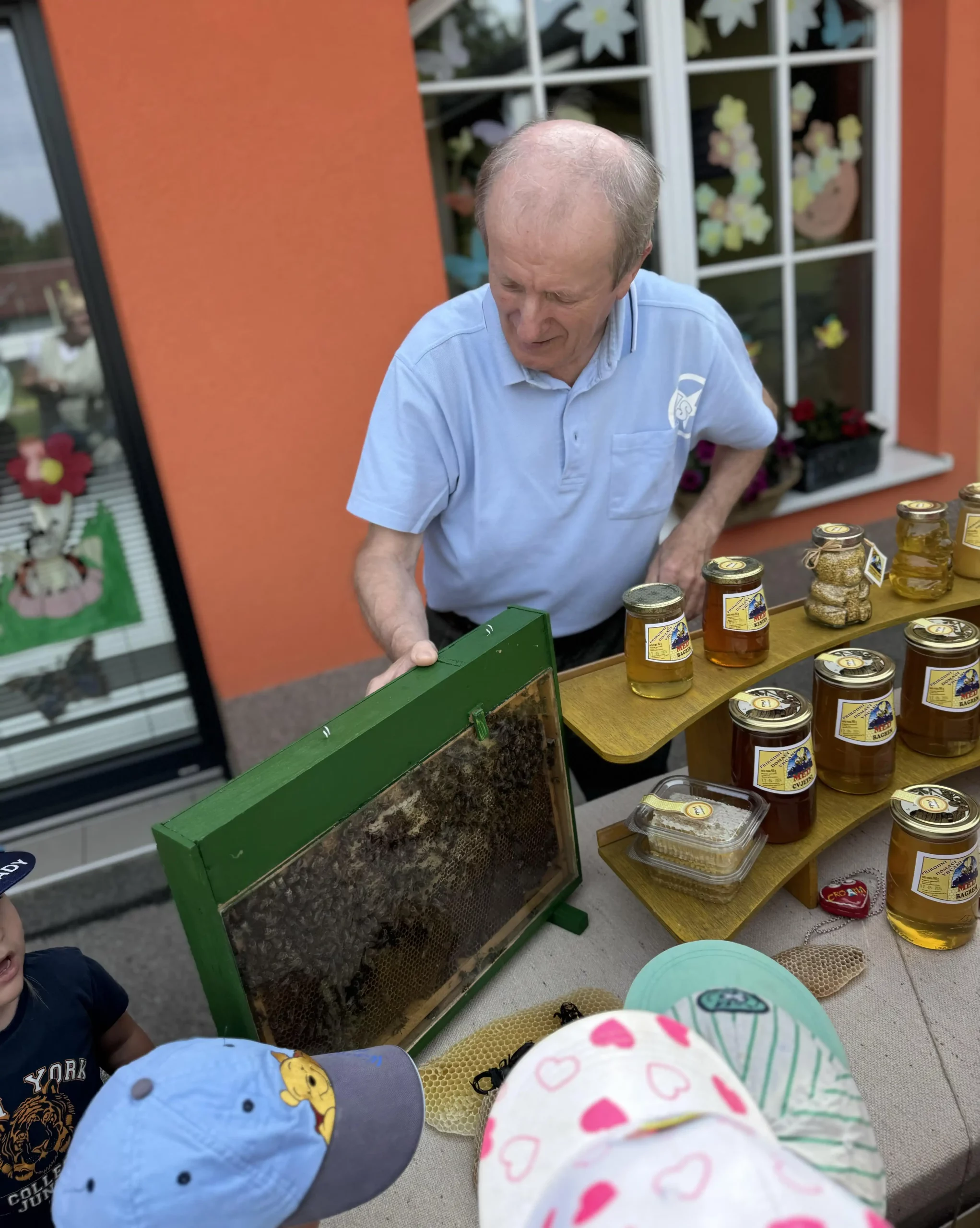 DV Ribica u posjeti pčelaru (4)