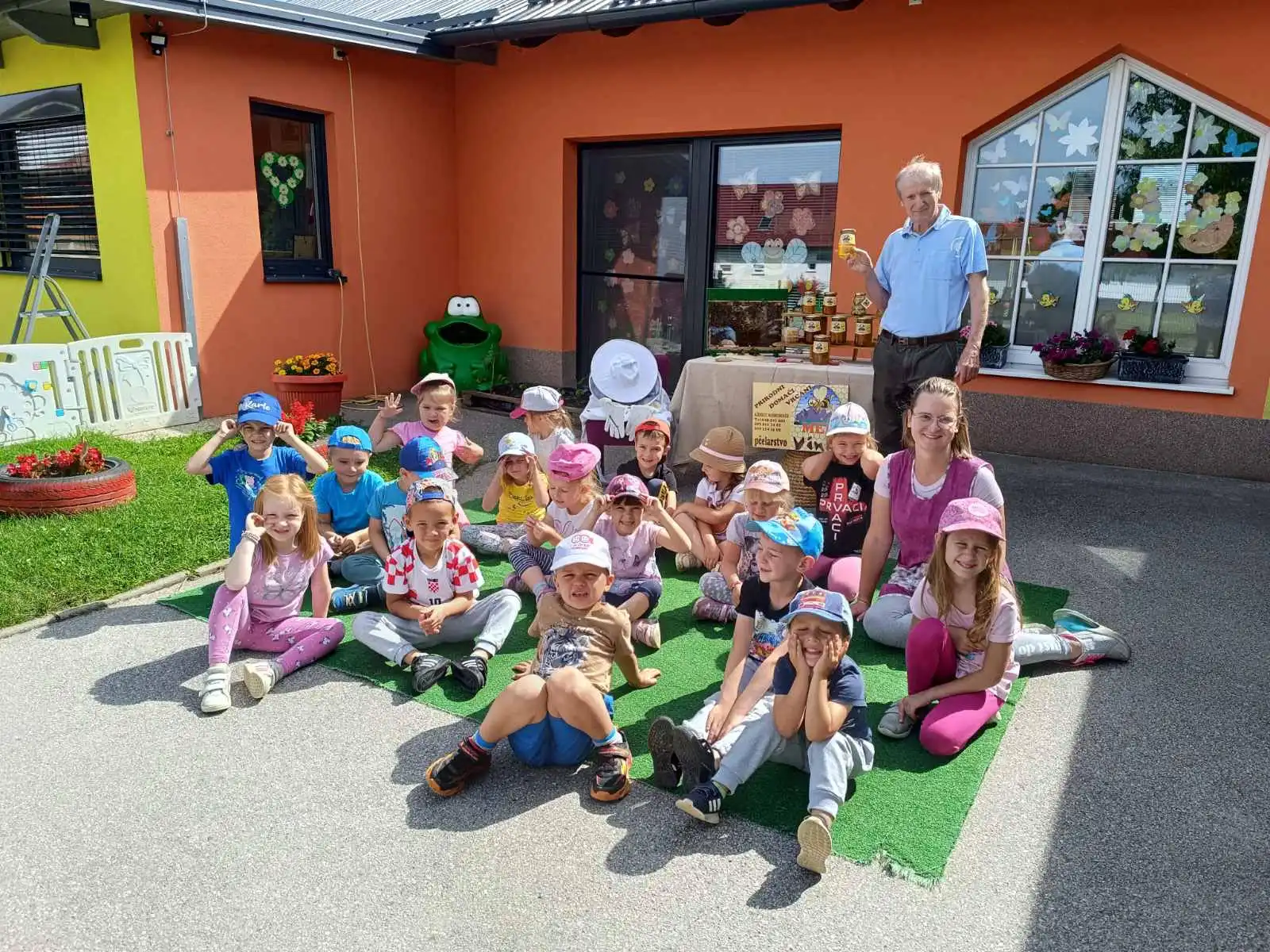 DV Ribica u posjeti pčelaru (5)