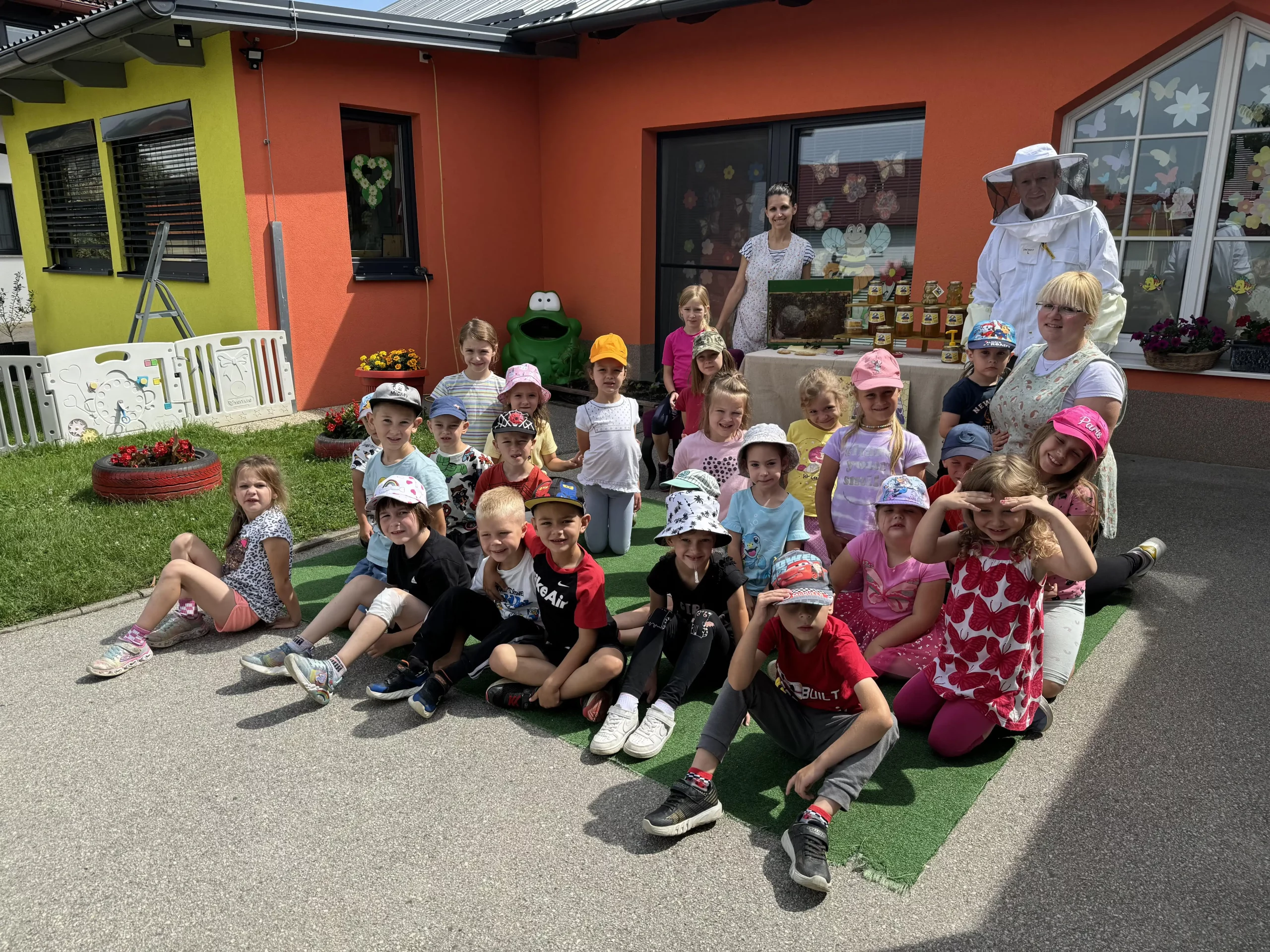 DV Ribica u posjeti pčelaru (6)