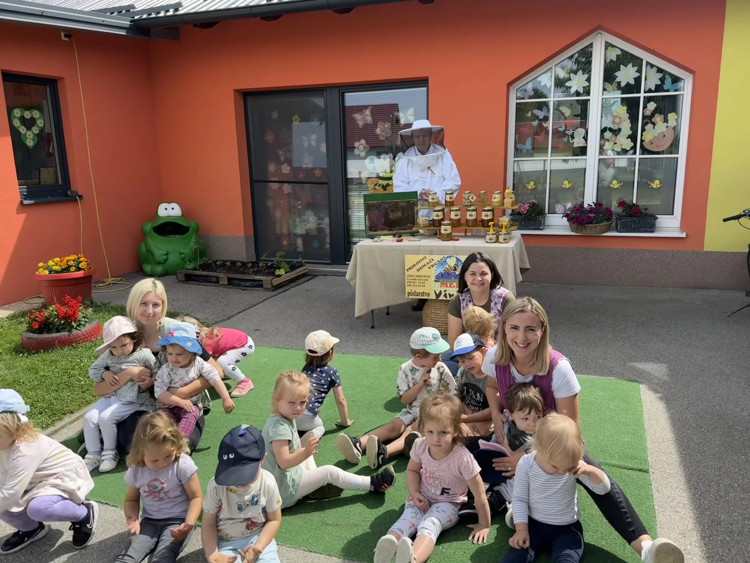 DV Ribica u posjeti pčelaru (7)