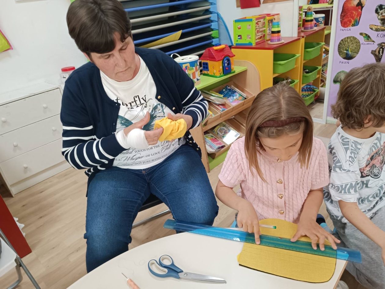 DV SMJEŠKO Leopardići i bake zajedno stvarali ukrasne jastuke od otpadnih tkanina (4)