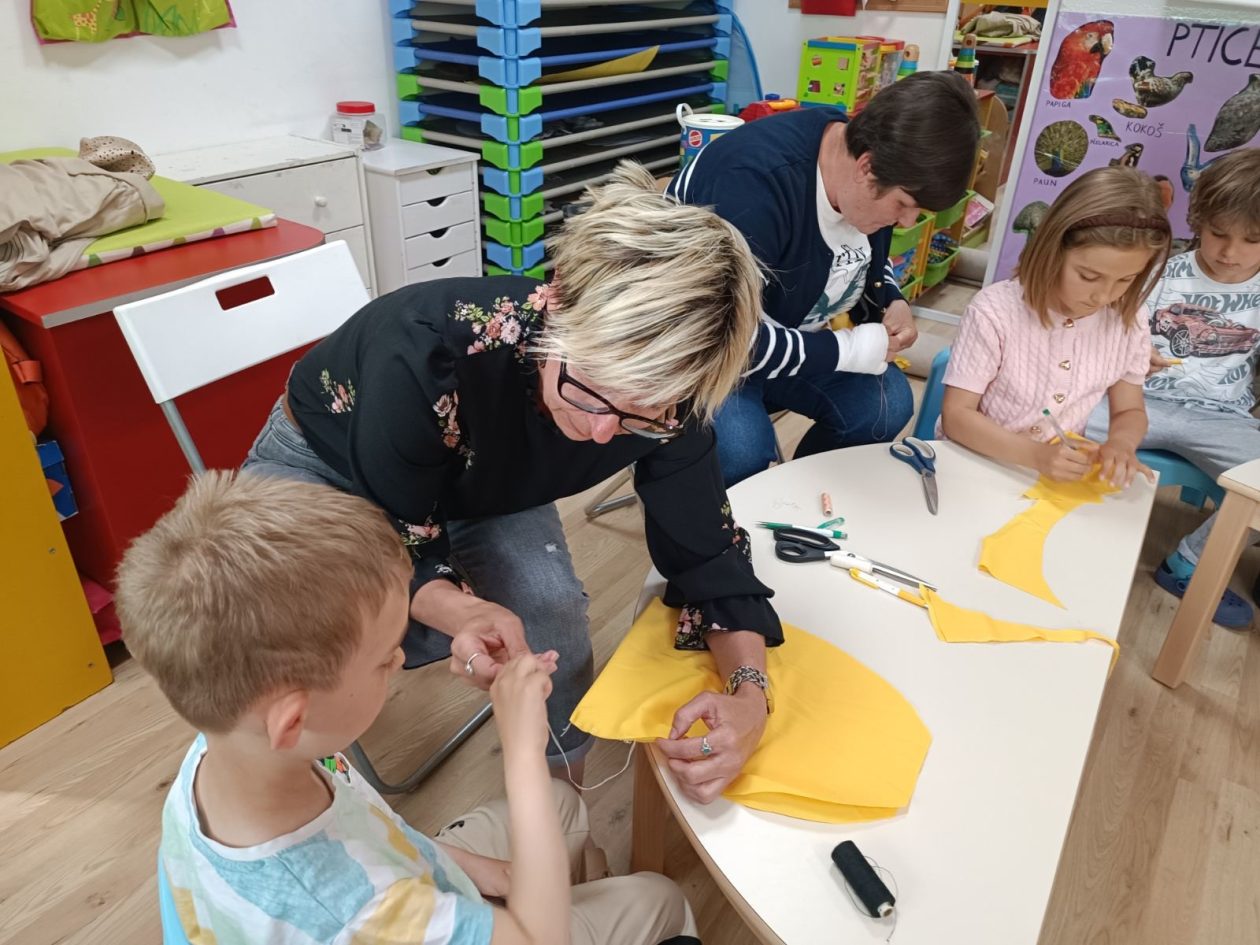 DV SMJEŠKO Leopardići i bake zajedno stvarali ukrasne jastuke od otpadnih tkanina (6)