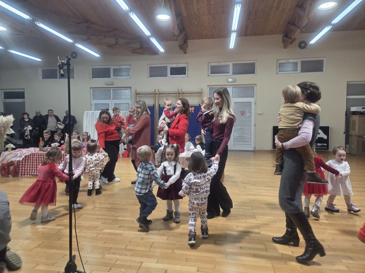 DV VRAPČIĆ ŠENKOVEC Bake i djedovi u središtu priredbe ‘Volim djeda i baku’ (3) DV VRAPČIĆ ŠENKOVEC Bake i djedovi u središtu priredbe ‘Volim djeda i baku’ (3)