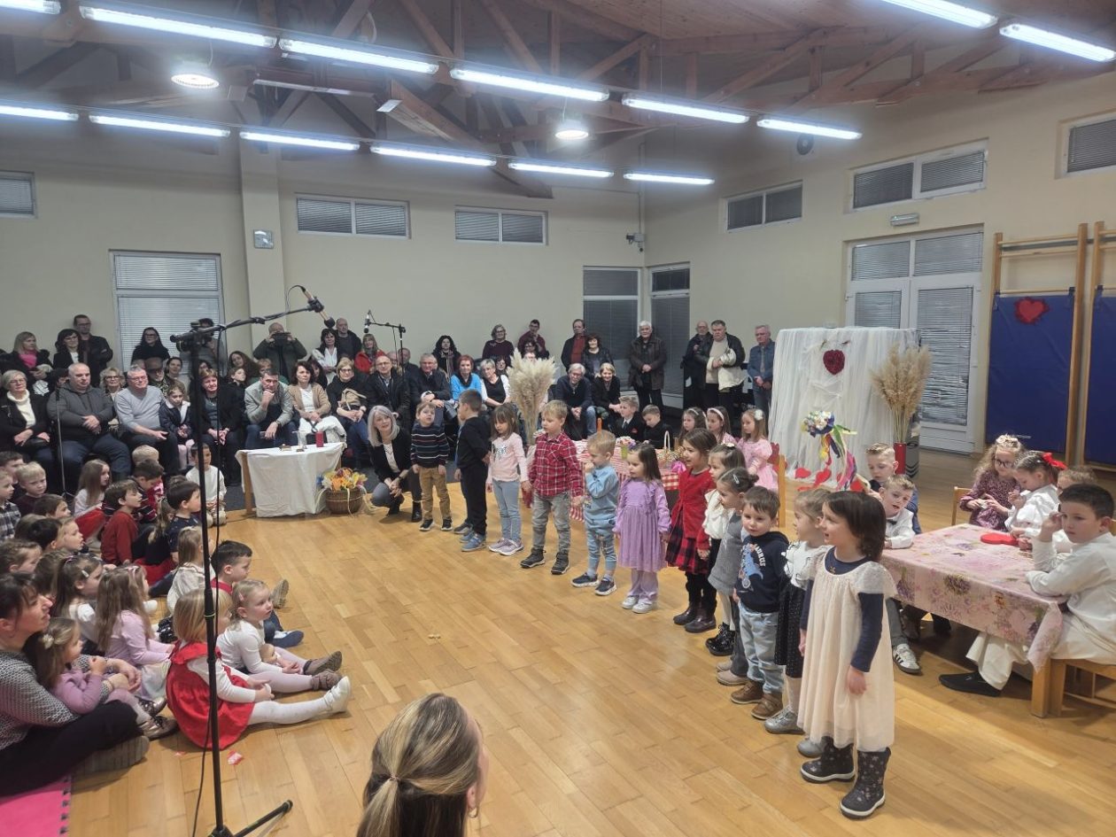 DV VRAPČIĆ ŠENKOVEC Bake i djedovi u središtu priredbe ‘Volim djeda i baku’ (6) DV VRAPČIĆ ŠENKOVEC Bake i djedovi u središtu priredbe ‘Volim djeda i baku’ (6)