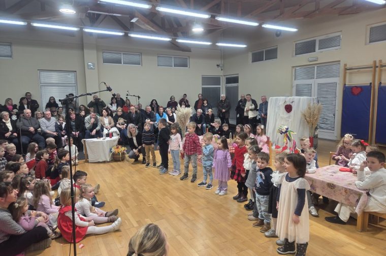 DV VRAPČIĆ ŠENKOVEC Bake i djedovi u središtu priredbe ‘Volim djeda i baku’ (6)