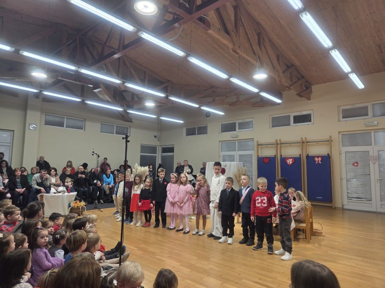 DV VRAPČIĆ ŠENKOVEC Bake i djedovi u središtu priredbe ‘Volim djeda i baku’ (8) DV VRAPČIĆ ŠENKOVEC Bake i djedovi u središtu priredbe ‘Volim djeda i baku’ (8)