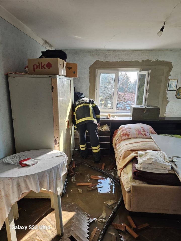 DVD OREHOVICA Dvije intervencije u jednom danu – požar dimnjaka i poplavljeni objekt (5)