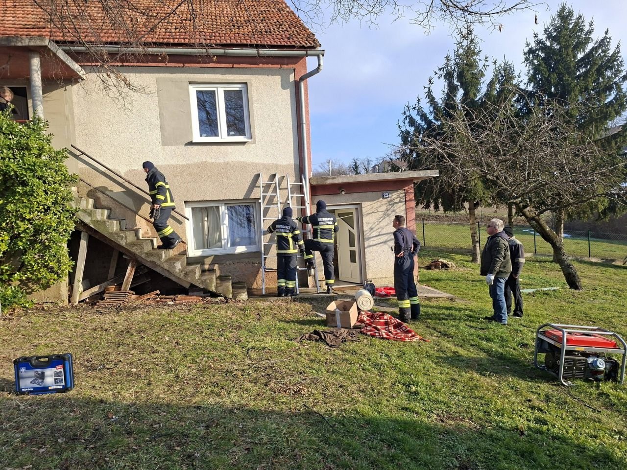 DVD OREHOVICA Dvije intervencije u jednom danu – požar dimnjaka i poplavljeni objekt (8)