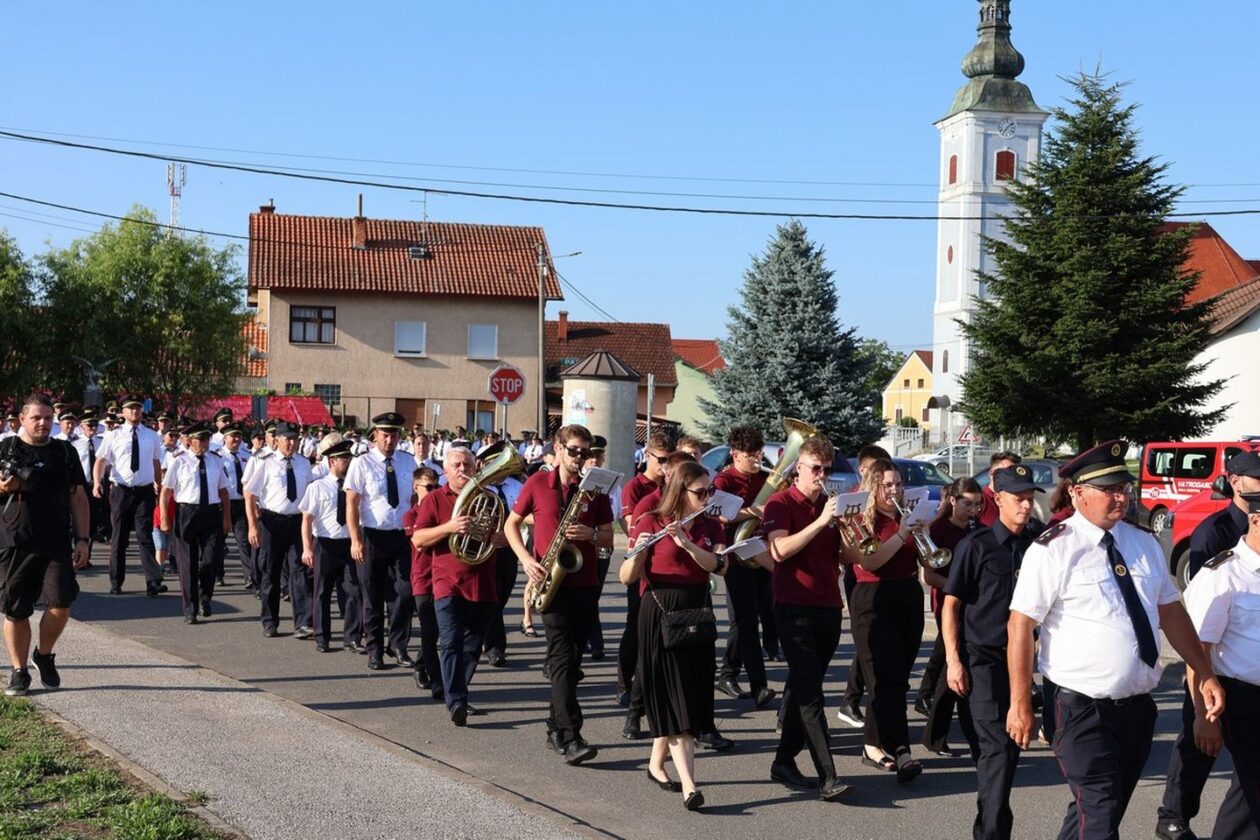 DVD Podturen 100 godina (3)