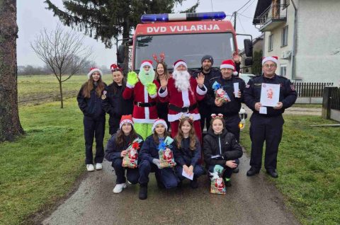 DVD VULARIJA Najdraža blagdanska akcija darovima razveselili najmlađe mještane (4) DVD VULARIJA Najdraža blagdanska akcija darovima razveselili najmlađe mještane (4)