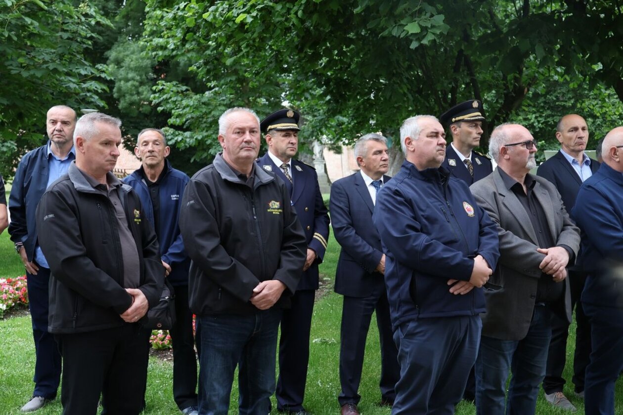 Dan državnosti Vijenci i svijeće kod spomenika u Perivoju Zrinskih 2025 (10)