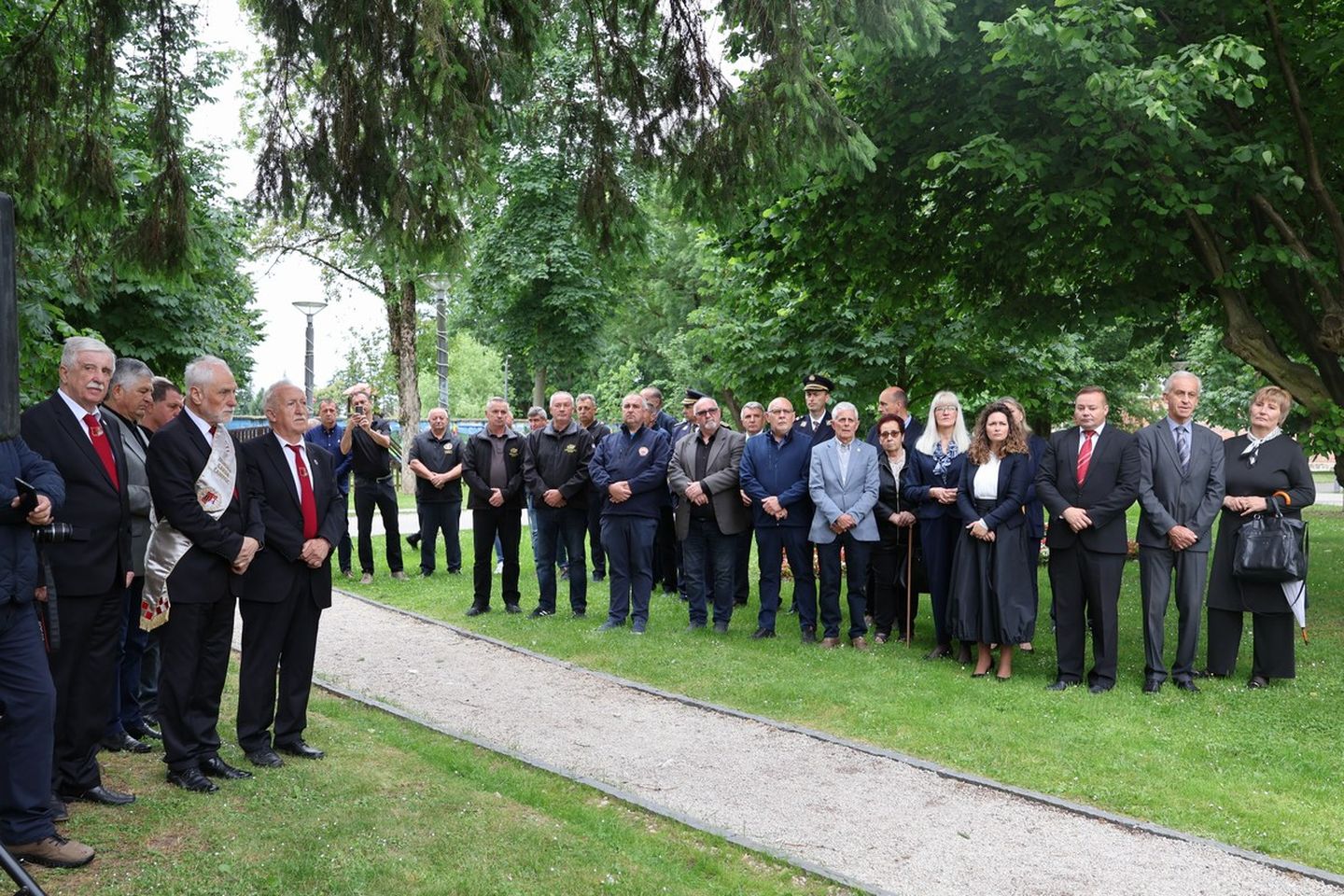 Dan državnosti Vijenci i svijeće kod spomenika u Perivoju Zrinskih 2025 (11)