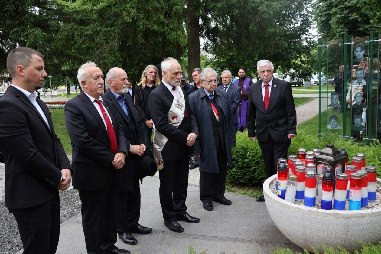 Dan državnosti Vijenci i svijeće kod spomenika u Perivoju Zrinskih 2025 (12)