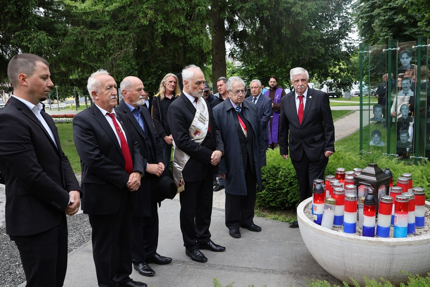 Dan državnosti Vijenci i svijeće kod spomenika u Perivoju Zrinskih 2025 (12)