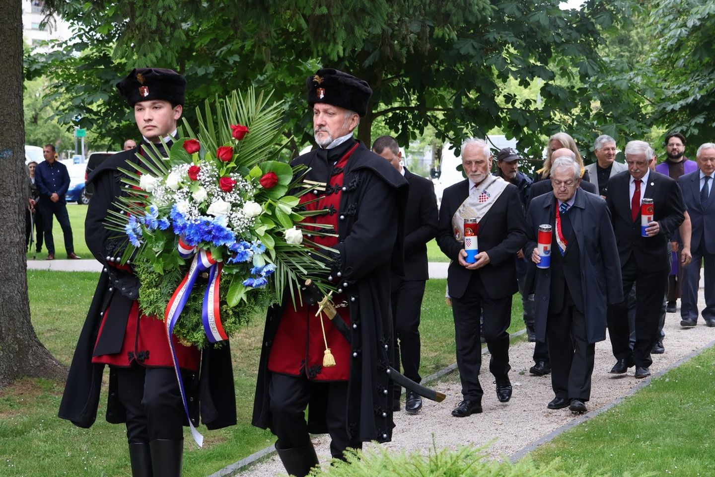 Dan državnosti Vijenci i svijeće kod spomenika u Perivoju Zrinskih 2025 (13)