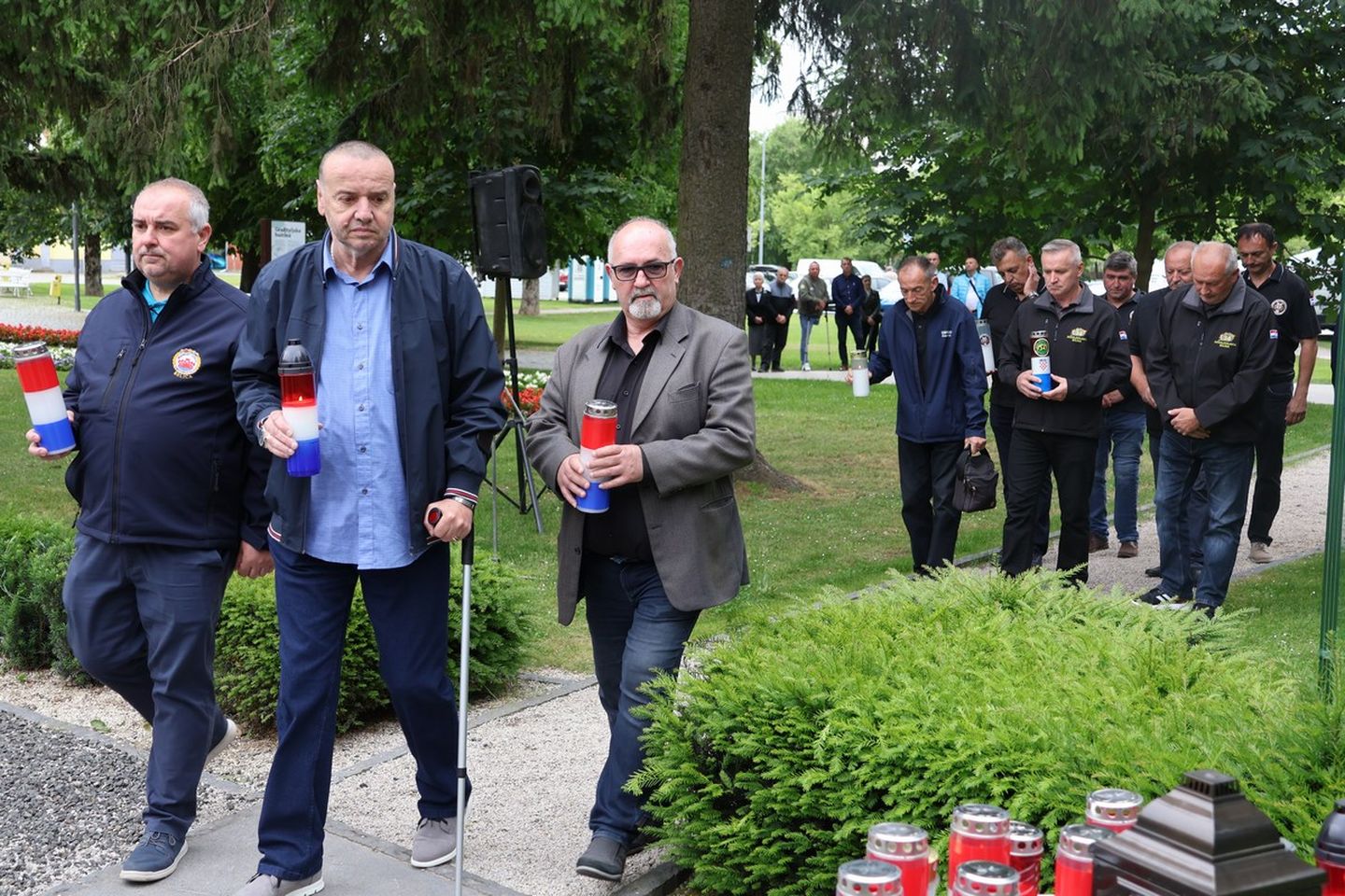 Dan državnosti Vijenci i svijeće kod spomenika u Perivoju Zrinskih 2025 (15)