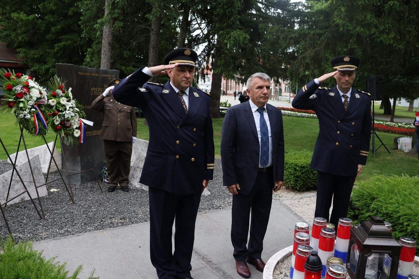 Dan državnosti Vijenci i svijeće kod spomenika u Perivoju Zrinskih 2025 (16)