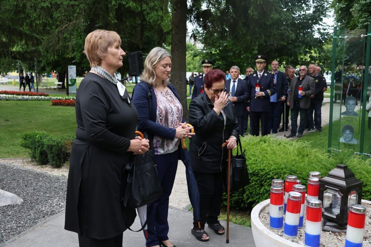 Dan državnosti Vijenci i svijeće kod spomenika u Perivoju Zrinskih 2025 (17)