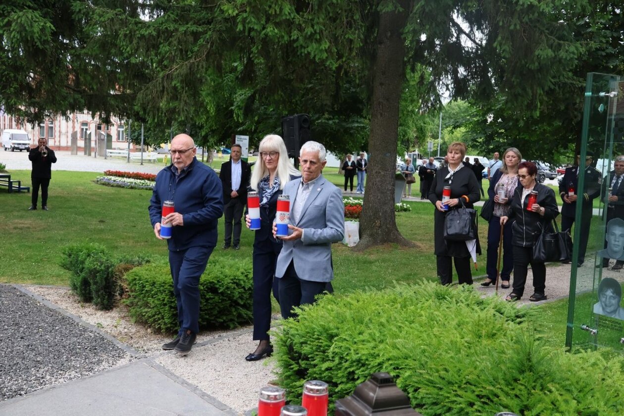 Dan državnosti Vijenci i svijeće kod spomenika u Perivoju Zrinskih 2025 (18)