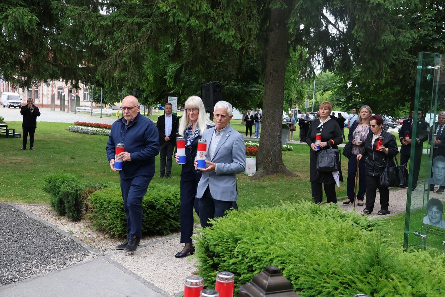 Dan državnosti Vijenci i svijeće kod spomenika u Perivoju Zrinskih 2025 (18)