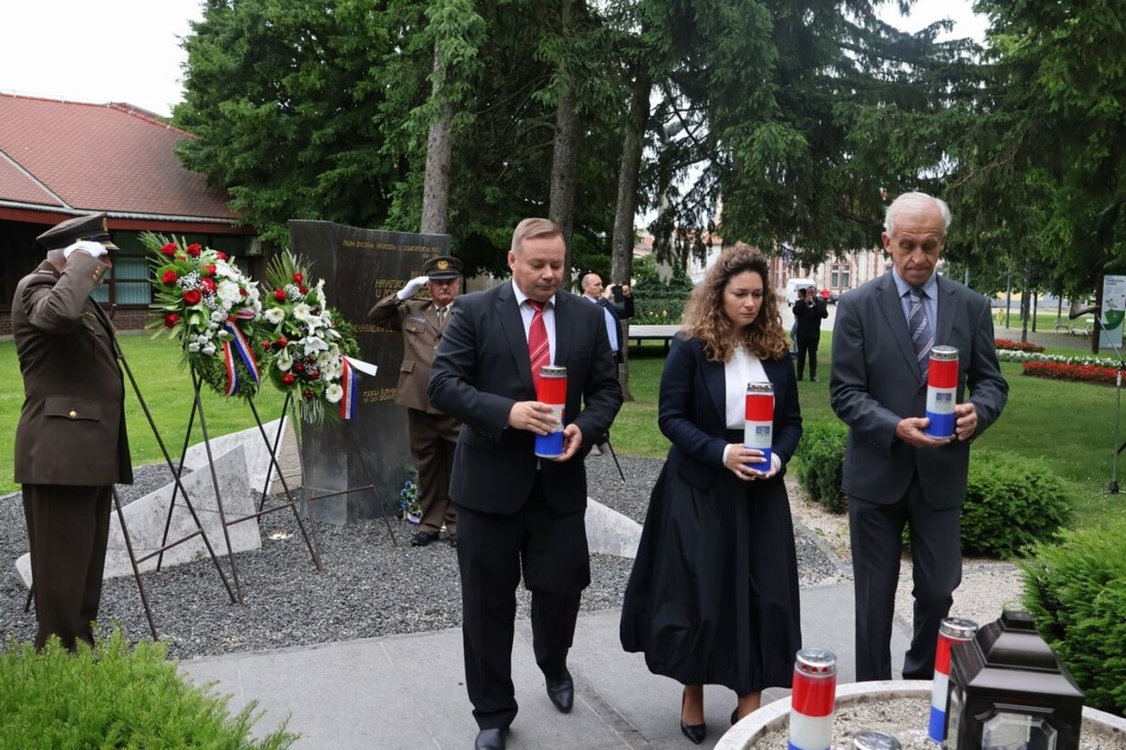 Dan državnosti Vijenci i svijeće kod spomenika u Perivoju Zrinskih 2025 (19)